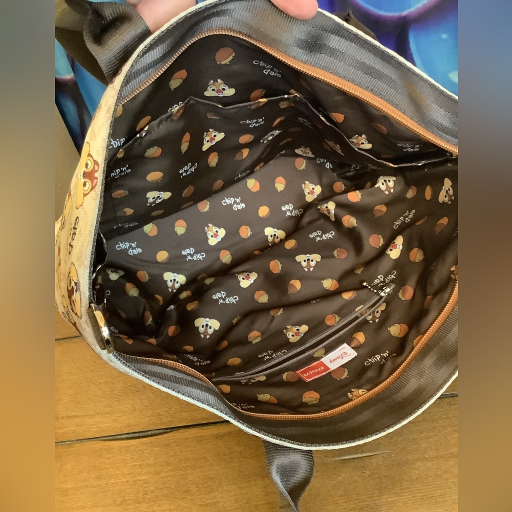Harvey’s chip n dale medium streamline tote - Picture 7 of 11